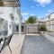 Modern Homely Townhouse with Pool Access & Free WIFI