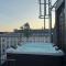 2 BR Penthouse Loft - WHIRLPOOL - TERRASSE - WIFI - ZENTRAL - KÜCHE - KAFFEE - PARKHAUS