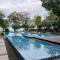 Relaxing Link to beach with pool