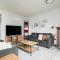 Beautiful & Bright 3 Bed Townhome Near Village