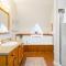 Beautiful & Bright 3 Bed Townhome Near Village