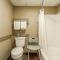 Deluxe Inn & Suites By OYO Miami OK