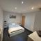 Spacious 2 bed appartment next to BAE with spa bath