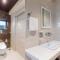 Hotel Seven Oaks