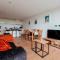 Apartment 100m from Fistral Beach- Underground Parking-Surf Shower & Locker- Sleeps 6