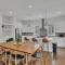 2 Lux Homes 2mi to Broadway Huge Rooftop Sleeps 24