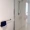 Modern 2 Bedroom and 2 Bathroom Apartment with Free Parking in Southbank