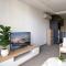 Modern 2 Bedroom and 2 Bathroom Apartment with Free Parking in Southbank