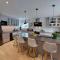 Luxurious home in idyllic neighbourhood, 15min to City