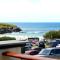SEA VIEWS, beachside apartment with balcony