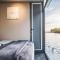 AquaHome - Woudrichem - Bijzonder overnachten op een houseboat aan de Afgedamde Maas AquaHome - Woudrichem - Bijzonder overnachten op een houseboat aan de Afgedamde Maas