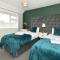 Polaris House - sleeps 6, driveway, garden