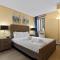 Modern 2 bedroom next to Stampede, 17th w Parking