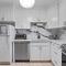 Modern 2 bedroom next to Stampede, 17th w Parking