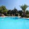 Stylish 3BR apt - modern decor balcony & pool - close to the beach and amenities