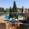 Stylish 3BR apt - modern decor balcony & pool - close to the beach and amenities