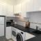 Stylish 3BR apt - modern decor balcony & pool - close to the beach and amenities