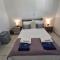 Stylish 3BR apt - modern decor balcony & pool - close to the beach and amenities