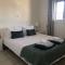 Stylish 3BR apt - modern decor balcony & pool - close to the beach and amenities