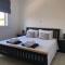 Stylish 3BR apt - modern decor balcony & pool - close to the beach and amenities