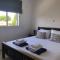 Stylish 3BR apt - modern decor balcony & pool - close to the beach and amenities