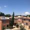 Stylish 3BR apt - modern decor balcony & pool - close to the beach and amenities