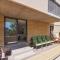 Stylish 2BR by Stampede Free Parking Terrasse