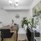 Stylish 2BR by Stampede Free Parking Terrasse