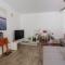 A pretty family house located in a tranquil area with a pretty view of the Luberon range.