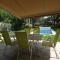 A pretty family house located in a tranquil area with a pretty view of the Luberon range.