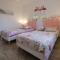 A pretty family house located in a tranquil area with a pretty view of the Luberon range.