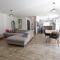 A pretty family house located in a tranquil area with a pretty view of the Luberon range.