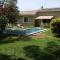 A pretty family house located in a tranquil area with a pretty view of the Luberon range.