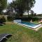 A pretty family house located in a tranquil area with a pretty view of the Luberon range.