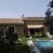 A pretty family house located in a tranquil area with a pretty view of the Luberon range.