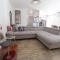 A pretty family house located in a tranquil area with a pretty view of the Luberon range.