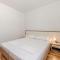 1 Bedroom Cozy Apartment In Vlasici