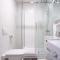 Modern One-Bedroom Apartment - 5 min to Porto Montenegro