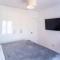 Modern One-Bedroom Apartment - 5 min to Porto Montenegro