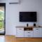 Modern One-Bedroom Apartment - 5 min to Porto Montenegro