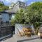 Lily Cottage - Chic yet Traditional with Lovely Garden Space