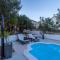 Komplex Oliva Mit Pool Und Großem Garten