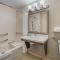Best Western Valencia/Six Flags Inn & Suites