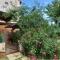 Studio 10m2, terrasse 18m2 , parking, piscine et accueille les animaux