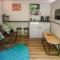 Reflections, Netherby, a micro cabin with hot tub in a rural setting