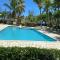 apartamento con piscina con vista al mar