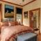 Lake Escape - Lounge with Scenic Lake Views