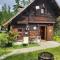 Urige Waldbienenhütte