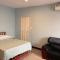 Studio Sleeps 2 with Free Parking
