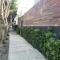 Venice Beach Bungalow by ArtSpace Locations